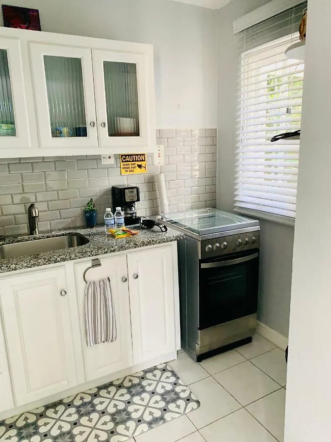 Studio 13 Apartment Kingston 0*,